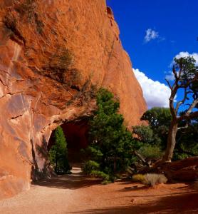 Arche Navajo avec un ciel azur